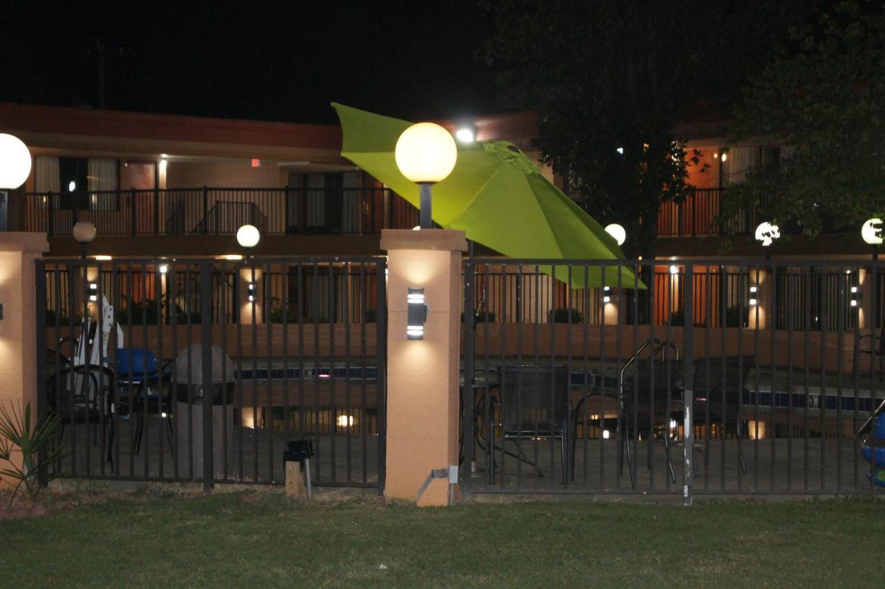 Days Inn By Wyndham Durham/Near Duke University Exteriör bild