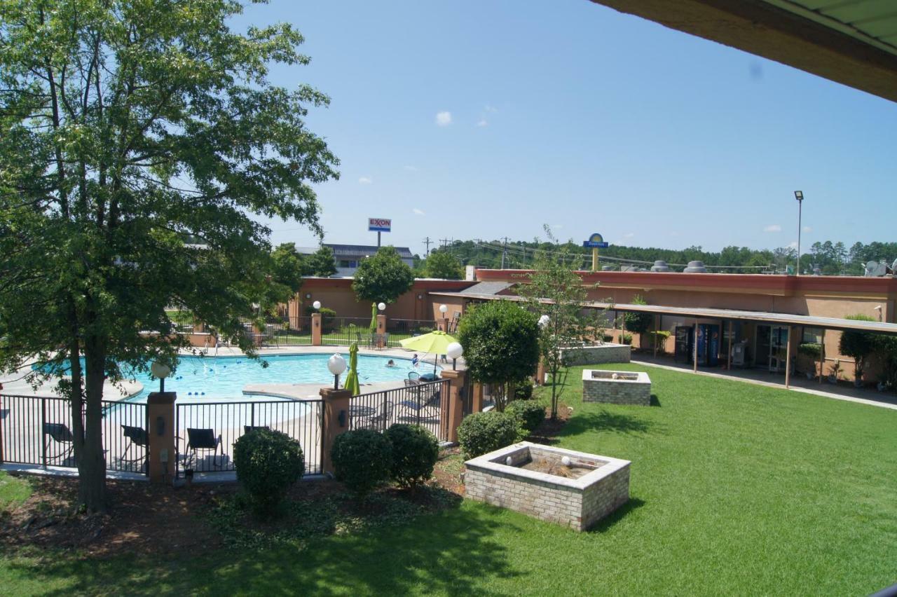 Days Inn By Wyndham Durham/Near Duke University Exteriör bild