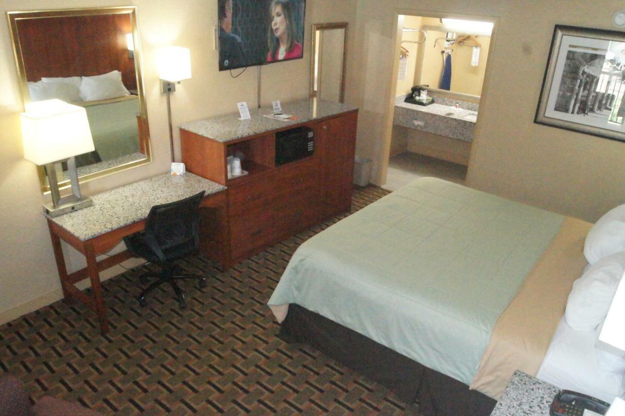 Days Inn By Wyndham Durham/Near Duke University Exteriör bild