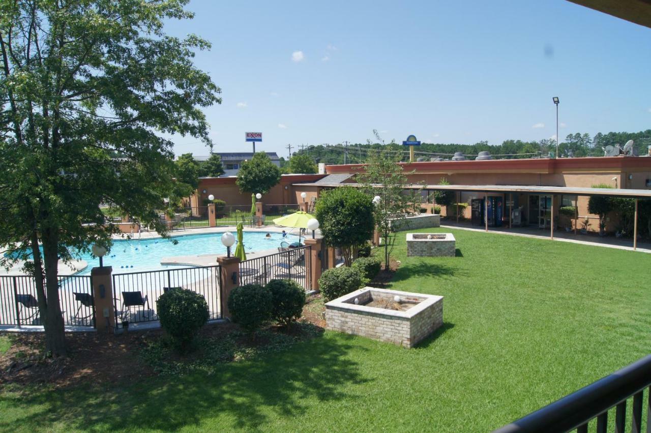Days Inn By Wyndham Durham/Near Duke University Exteriör bild
